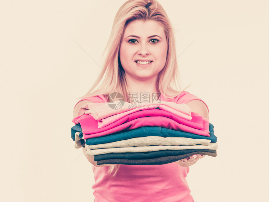 家务完美庭主妇概念洗衣服和熨后妇女拿一堆折叠式衣服妇女拿一堆折叠式衣服妇女拿一叠式衣服妇女拿一叠式图片