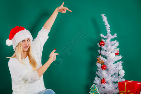 在圣诞树上装饰的女郎在树上装饰的女郎背景图片