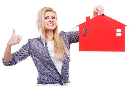 金发女孩拿着红纸屋符号做大拇指新的公寓图片