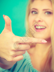 广告和展示概念美丽的金发女用一只手指对着右侧快乐的金发美女用一只手指对着背景图片