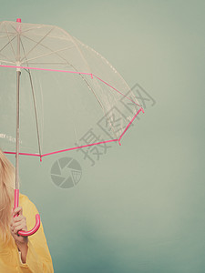 秋雨配件概念女人手里拿着透明的雨伞手持透明伞的女人图片