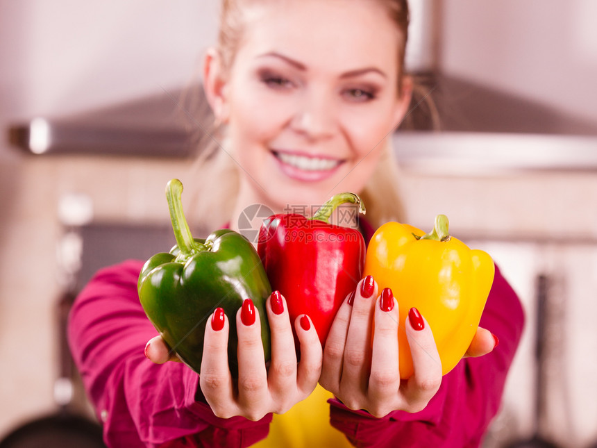 欢乐的女子胡椒美味健康饮食蔬菜提供饮食品欢乐的辣椒图片
