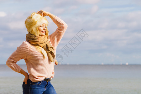 年轻女在秋天的气下海滩户外度过时间图片