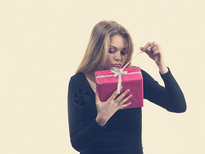 人们庆祝圣诞节爱和幸福的概念美女打开礼物粉红色礼盒女孩打开粉色礼盒图片