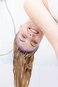 洗的发水浴室里湿的金发图片