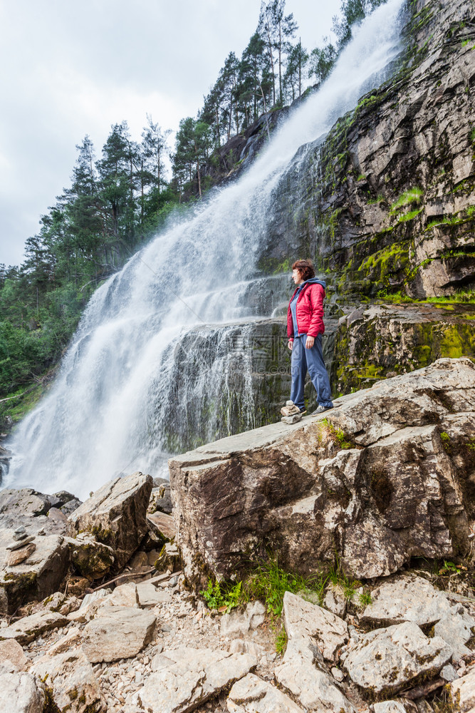挪威Svandalsfossen旅游女客诺韦吉山的强大瀑布全国旅游者Ryfylke路线挪威Svandalsfossen图片