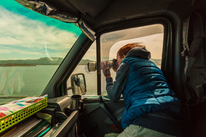 女乘客在窗外拍照风天气摄影师在野营车拍照图片