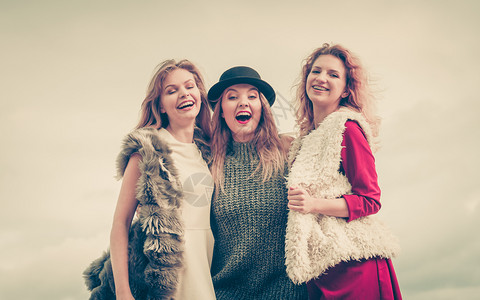 三个时尚女展示了漂亮的时尚服装风格时尚友情概念三个时尚女对抗天空图片