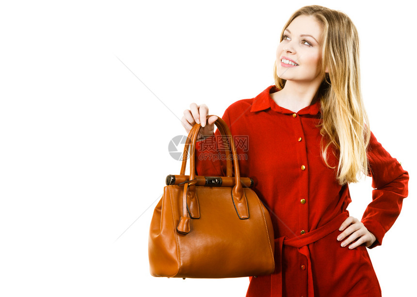 时尚的漂亮年轻女子穿着优雅的散装红衬衫拿着皮包穿时髦服装图片