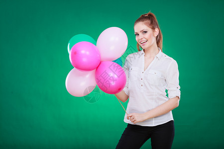年轻快乐的女孩玩多彩气球假日庆祝和生活方式概念工作室拍摄绿色图片