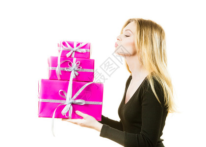 带着一大堆粉红礼物盒的快乐年轻少女背景图片