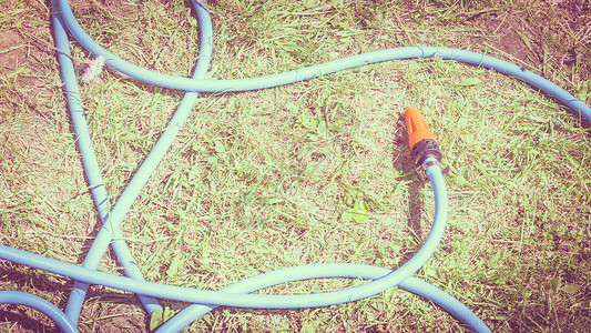 园艺用于在地上花园铺设灌溉的蓝色塑料喷雾器水管图片
