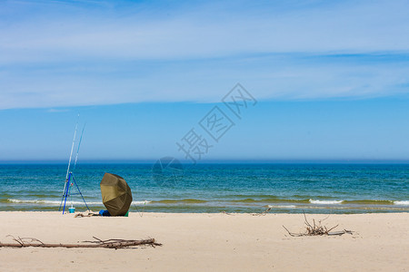 渔具和帐篷单独留在海滨岸边阳光的夏季天气渔具和海边的帐篷图片
