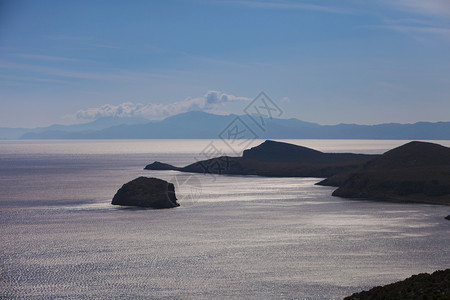 从海景美的远处看希腊岛风景在多云的天气中从海希腊群岛的远处看图片