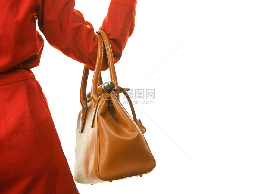 时尚的漂亮年轻女子穿着优雅的红色短裙并拿着皮包穿时髦的服装图片