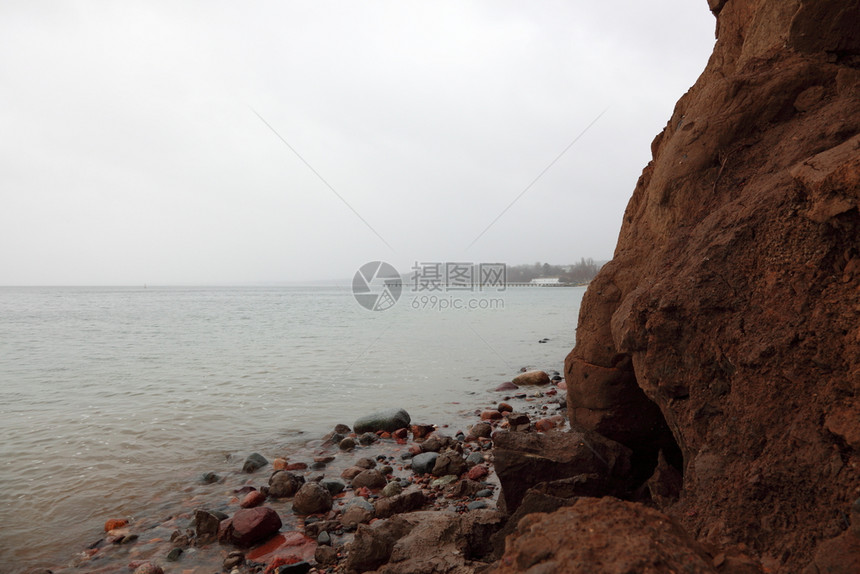 在波兰格丁尼亚奥罗沃的海水中石块图片