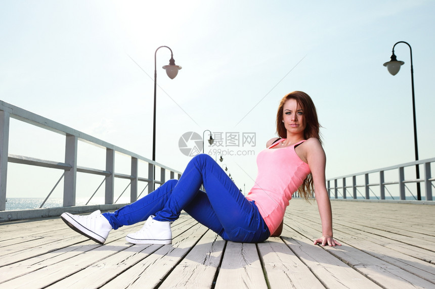 坐在码头的年轻女孩放松老木林码头图片