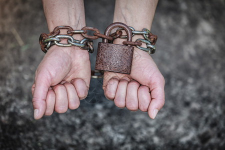犯罪逮捕监禁概念紧身女人手绑锁在背上背景图片