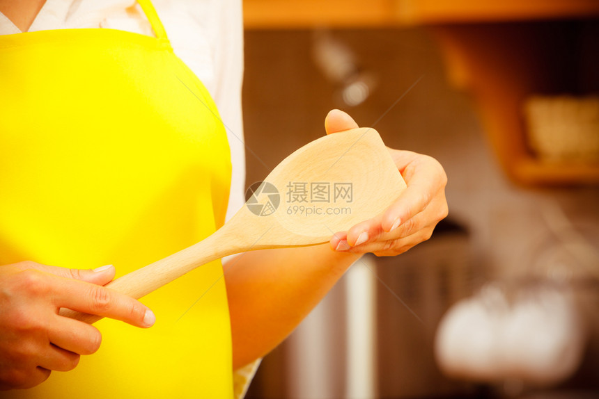 烹饪和准备食物膳概念部分由女主厨妇在房里拿着勺子的餐桌图片