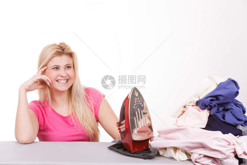家庭义务工作概念快乐妇女拿铁准备熨烫图片