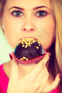 甜食物概念可爱的金发美女要吃味的巧克力蛋糕了可爱的金发美女要吃蛋糕了图片