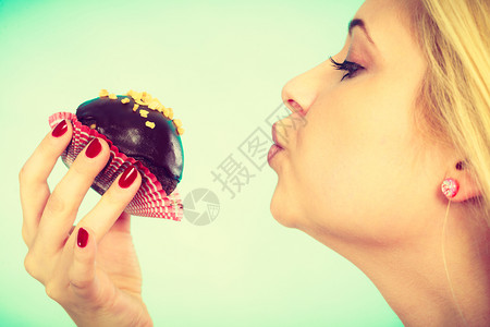 甜食物概念可爱的金发美女即将吃味巧克力蛋糕图片