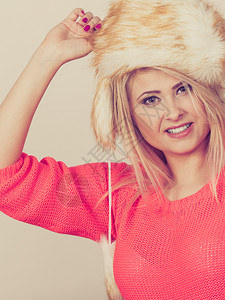 穿着红色跳伞和冬季毛衣的女温暖帽穿着冬季毛衣的女温暖帽图片
