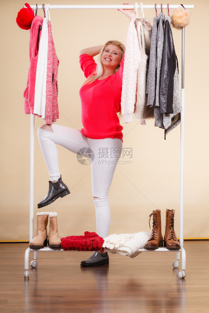 时尚的款式时尚的服装思考的服装理念站在衣柜里挑选完美冬装的金发女人展示她的鞋子站在衣柜里挑选冬装的女人图片
