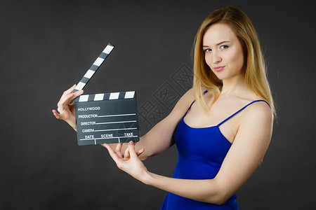 电影制片拥有专业电影板拍好莱坞制作对象概念黑人背景制片室拍摄专业电影板的妇女背景