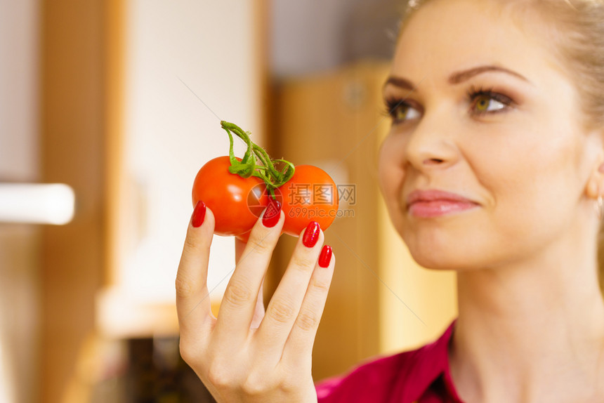 紧地地抱着樱番茄并想想吃的怀图片