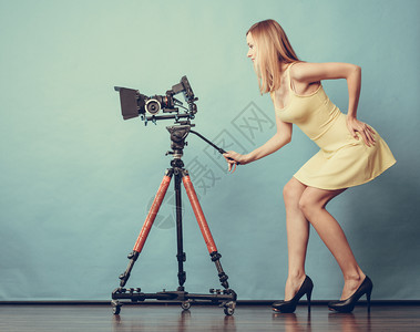 摄影女孩拍摄照片感时尚的金发女郎全身穿着蓝色衣服用相机拍照图片