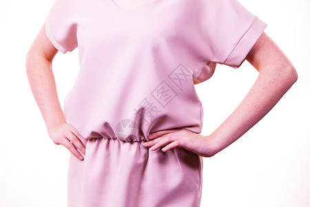 穿着优雅的粉红色礼服穿着时尚优雅的礼服穿着粉红色礼服的女图片