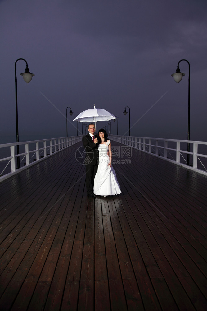 新娘和郎阴暗的夜空图片
