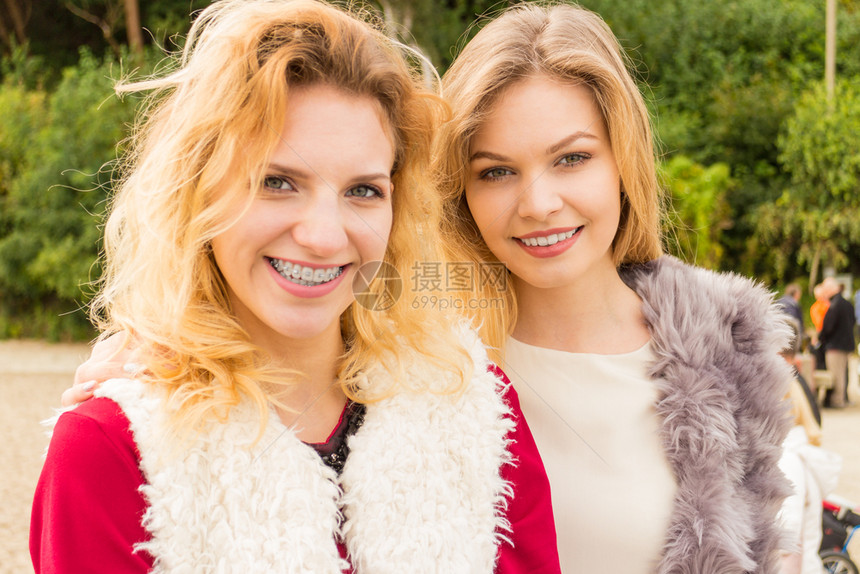 两名时尚女在温暖的秋天气中穿着时尚服装在户外自由度日图片