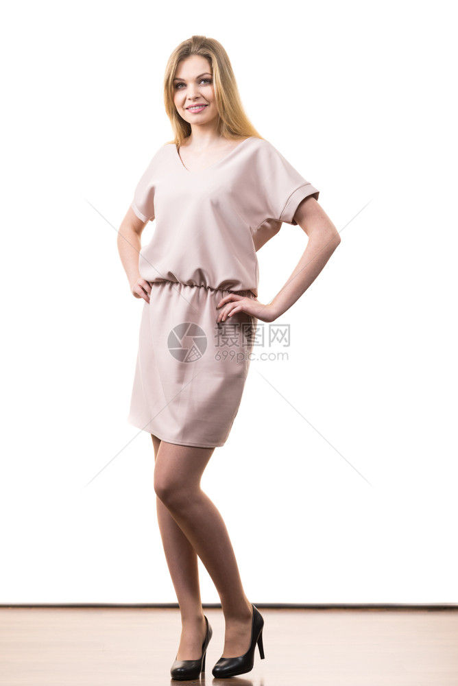 穿着优雅的粉红色礼服穿着时尚优雅的礼服穿着粉红色礼服的女图片