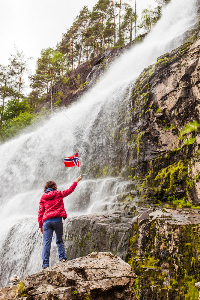 挪威Svandalsfostossen有挪威的旅游女客挪威诺韦吉山脉的强大瀑布全国旅游者Ryfylke路线挪威Svandalsf图片