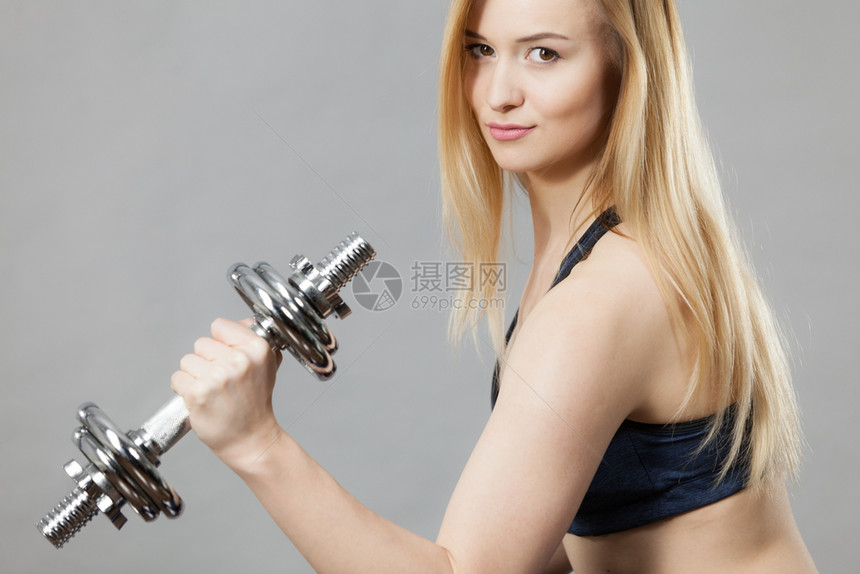 年轻女青在健身房接受过体重提升培训手持重哑巴身体健康手臂肌肉锻炼图片