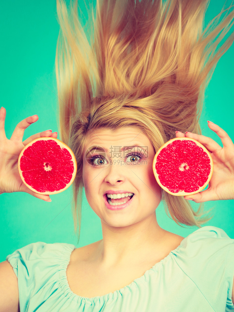 健康饮食新鲜物充满维他命快乐的疯女人拿着甜美的柑橘水果红葡萄有风吹头发图片