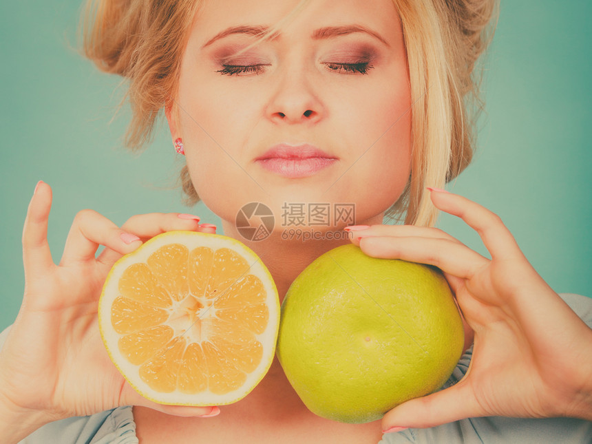 健康饮食新鲜物充满维他命闭着眼睛的妇女拿甜的柑橘水果绿色葡萄实的绿色葡萄图片