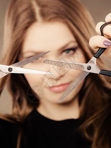 剪裁有新外观的发型师专业美剪刀理剪裁等专业美发师理高清图片