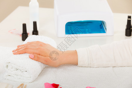 女手在毛巾上等待凝胶混合修指甲美健康水疗法概念女手在毛巾上紧靠修指甲图片