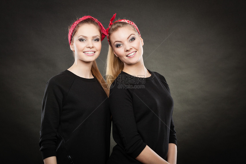 金发美女姐妹们用旧式的红手巾上两个女孩笑着感觉很快乐图片