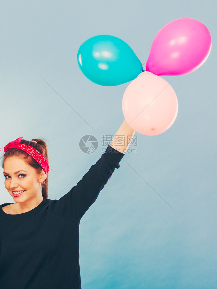快乐的趣和自由概念金发笑女人带着多彩的乳胶气球飞反向时尚风格的女孩肖像可爱的笑女孩拿着多彩的气球图片