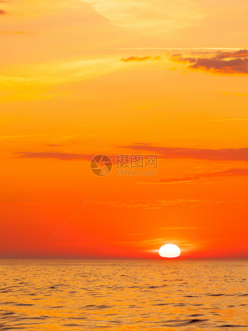 海水的日落温暖橙色和红图片