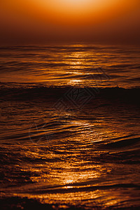 夜晚海平面上惊人的多彩红色日落宁静的场景自然背风海面上美丽的红色日落图片