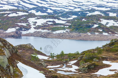 霍达兰县挪威远足地区风景优美的山脉观丘和冰冻的湖泊挪威风景山脉与冰冻的湖泊背景