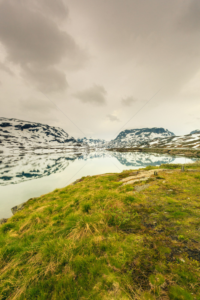 挪威远足地区风景优美的山脉观丘和冰冻的湖泊挪威风景山脉与冰冻的湖泊图片