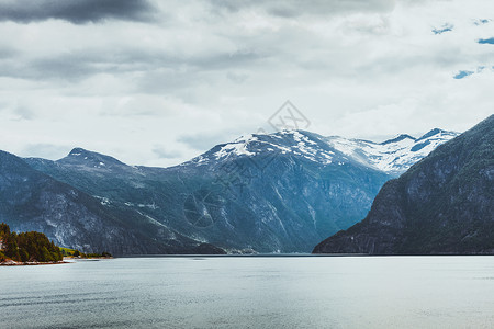 挪威斯堪的纳维亚欧洲山地景观和海湾图片