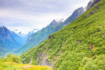 旅游度假和夏季山地景观和顶的雪峰挪威斯堪的纳维亚挪威山地景观图片