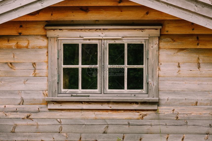 旧的黑窗由木制成农村复古木制设计概念旧的黑窗制农村设计概念图片